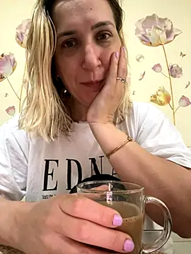 Snapshot of Bia_sexynovaes chatting on October 2025 12:20:01 PM Bia sexynovaes online show from October 2025 12:20:01 PM