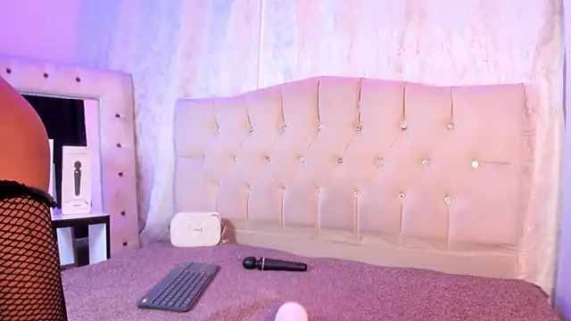 Snapshot of Strella_ferrera chatting on December 2025 09:11:02 PM Strella ferrera online show from December 2025 09:11:02 PM