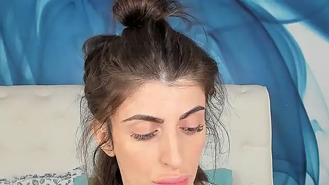 SkinnyDolly online show from October 2025 02:00:01 AM