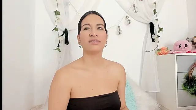 Snapshot of Sara_Kurt chatting on December 2024 12:16:01 PM Sara Kurt online show from December 2024 12:16:01 PM