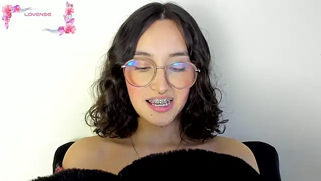 Snapshot of its__angelica_ chatting on February 2025 11:00:01 PM its angelica online show from February 2025 11:00:01 PM