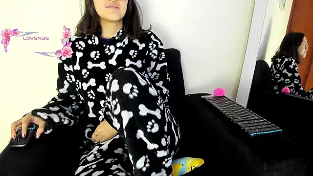 Snapshot of its__angelica_ chatting on February 2025 06:38:01 PM its angelica online show from February 2025 06:38:01 PM