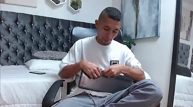 Snapshot of richar_voller chatting on February 2025 02:43:01 PM richar voller online show from February 2025 02:43:01 PM