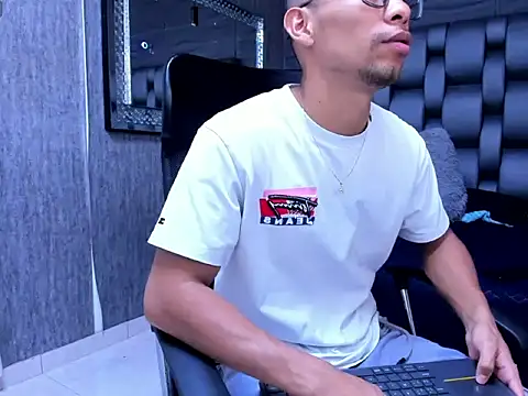 Snapshot of richar_voller chatting on October 2025 11:42:02 AM richar voller online show from October 2025 11:42:02 AM