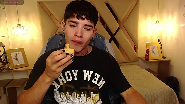 AlejooTwink online show from March 2025 10:28:02 PM