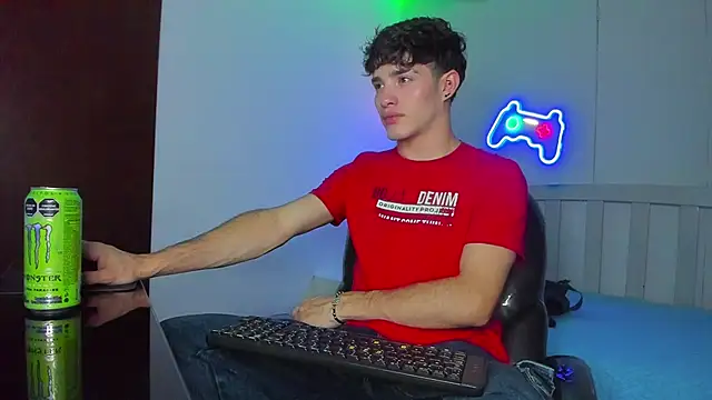 AlejooTwink online show from December 2025 10:48:02 PM