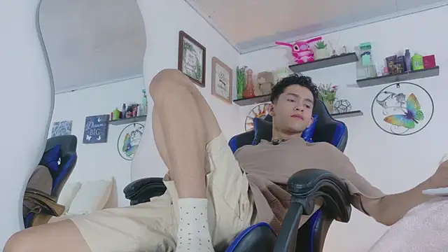 Noah tyler  online show from June 2026 06:40:02 PM