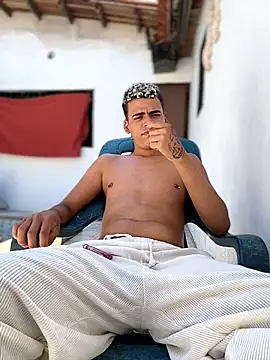 Snapshot of Leo_bunny_hot chatting on February 2026 05:11:01 PM Leo bunny hot online show from February 2026 05:11:01 PM