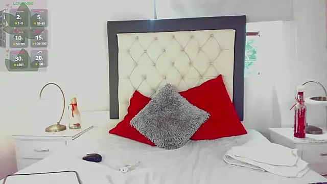 Snapshot of Miranda_Foxx chatting on March 2025 08:31:01 PM Miranda Foxx online show from March 2025 08:31:01 PM