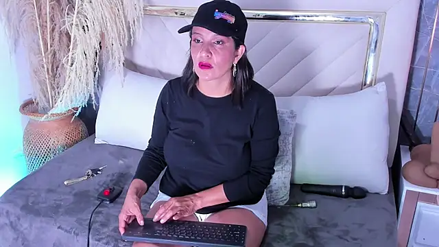 Slut Milf  online show from September 2025 07:38:01 PM