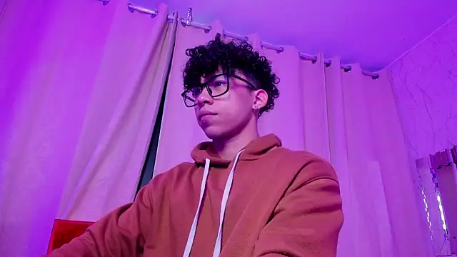 AkazaBoy  online show from December 2025 04:40:01 AM