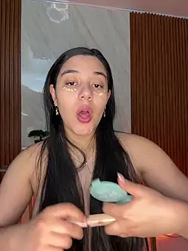 floriamANDjazmin online show from May 2026 07:19:01 PM