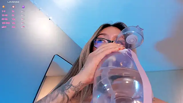 Snapshot of TaraLawrence chatting on February 2025 06:25:02 AM TaraLawrence online show from February 2025 06:25:02 AM