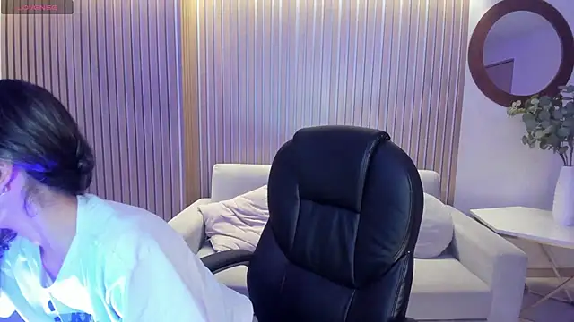 Snapshot of TaraLawrence chatting on February 2025 03:37:01 AM TaraLawrence online show from February 2025 03:37:01 AM