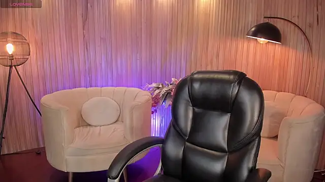 Snapshot of TaraLawrence chatting on March 2025 03:02:02 AM TaraLawrence online show from March 2025 03:02:02 AM