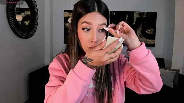 Snapshot of TaraLawrence chatting on September 2025 03:10:01 AM TaraLawrence online show from September 2025 03:10:01 AM