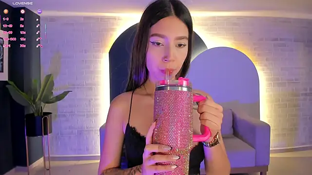 Snapshot of TaraLawrence chatting on November 2025 04:15:02 AM TaraLawrence online show from November 2025 04:15:02 AM