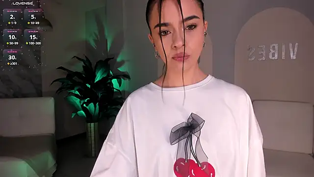 Snapshot of AlanaCraft chatting on September 2025 12:06:01 PM AlanaCraft online show from September 2025 12:06:01 PM