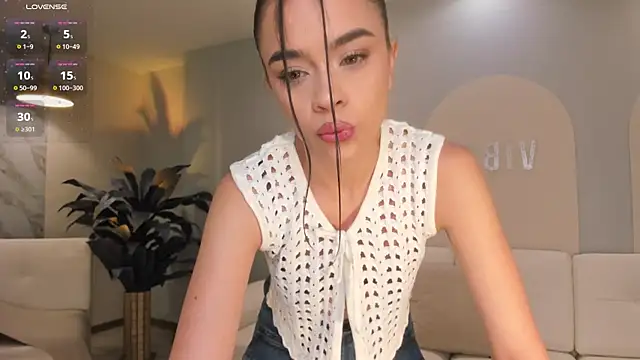 Snapshot of AlanaCraft chatting on September 2025 12:29:01 PM AlanaCraft online show from September 2025 12:29:01 PM