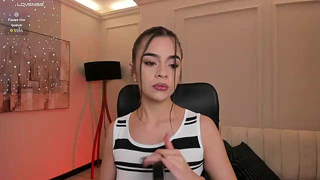 Snapshot of AlanaCraft chatting on November 2025 12:02:02 PM AlanaCraft online show from November 2025 12:02:02 PM