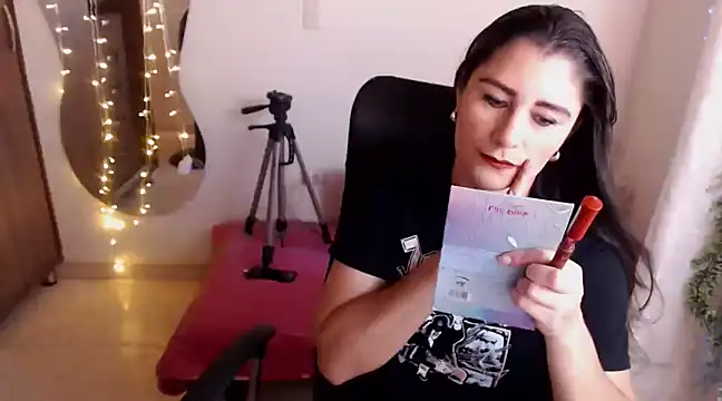 Snapshot of LUCY_LI chatting on January 2025 06:49:01 PM LUCY LI online show from January 2025 06:49:01 PM