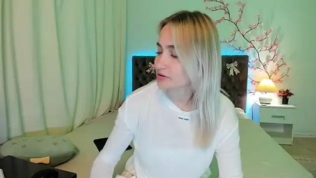 KateOwyns online show from May 2026 12:22:02 PM