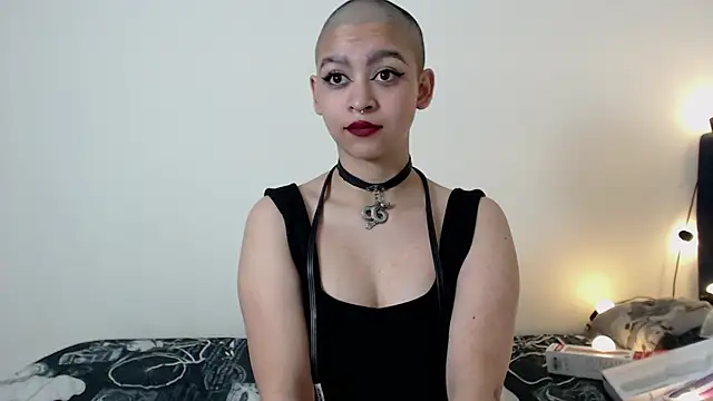 Snapshot of Bitsy_Messy chatting on December 2024 07:44:01 AM Bitsy Messy online show from December 2024 07:44:01 AM