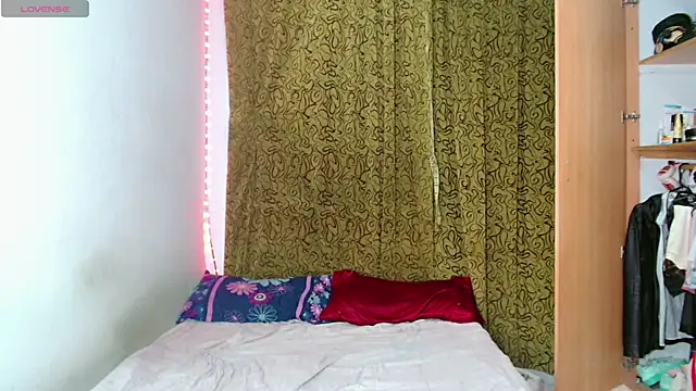 Snapshot of femboykeene chatting on October 2025 10:32:02 PM femboykeene online show from October 2025 10:32:02 PM