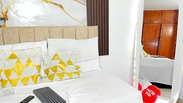 cristalwalker   online show from March 2026 10:45:02 AM