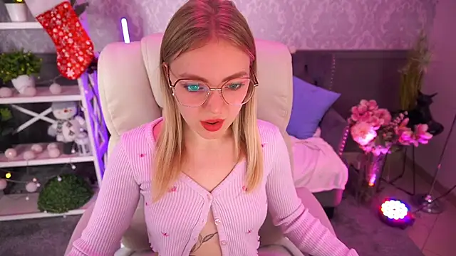 Snapshot of EmilySunshineS chatting on December 2024 09:52:01 PM EmilySunshineS online show from December 2024 09:52:01 PM