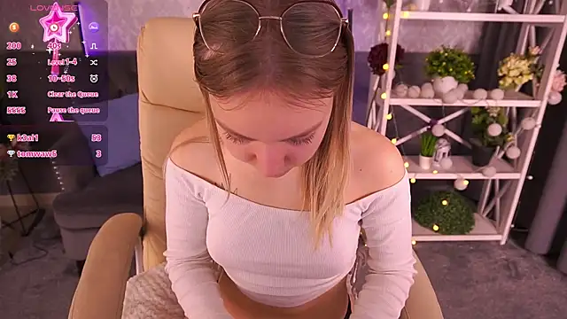 Snapshot of EmilySunshineS chatting on February 2025 01:35:02 AM EmilySunshineS online show from February 2025 01:35:02 AM