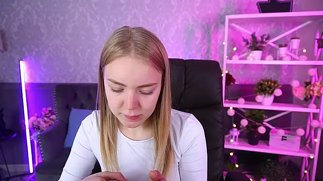 Snapshot of EmilySunshineS chatting on October 2025 07:04:02 AM EmilySunshineS online show from October 2025 07:04:02 AM