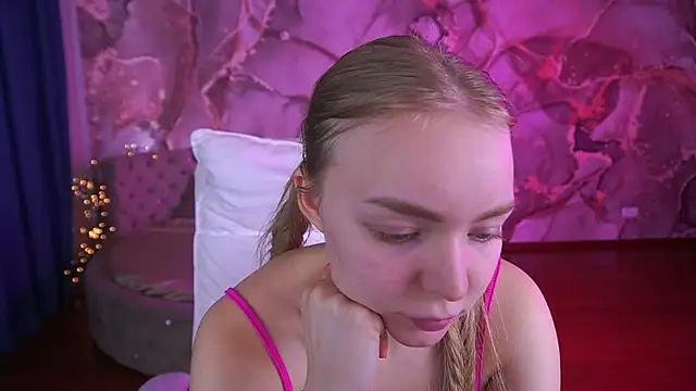 Snapshot of EmilySunshineS chatting on October 2025 08:20:02 AM EmilySunshineS online show from October 2025 08:20:02 AM