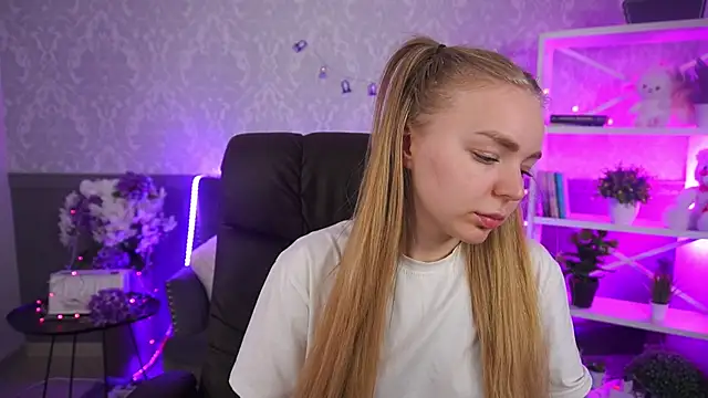 Snapshot of EmilySunshineS chatting on November 2025 08:03:02 AM EmilySunshineS online show from November 2025 08:03:02 AM