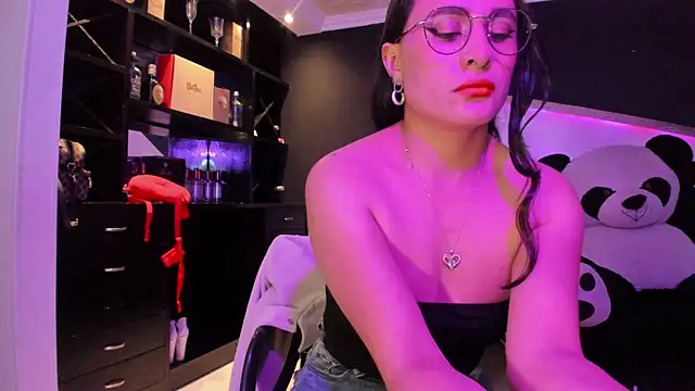 Coral Gibson online show from July 2026 01:39:02 PM