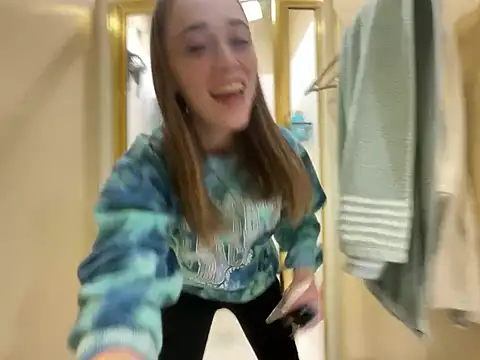 Snapshot of Maxinebabyyy chatting on January 2025 01:43:02 AM Maxinebabyyy online show from January 2025 01:43:02 AM