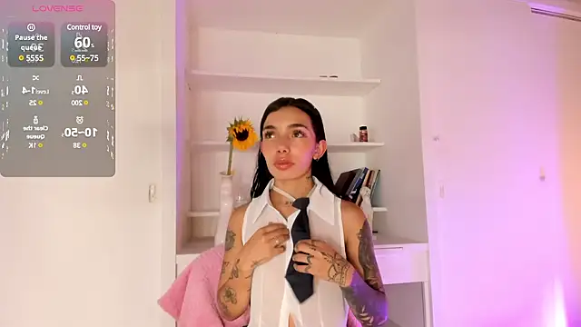 Snapshot of Mollymoon1 chatting on January 2025 10:09:01 PM Mollymoon1 online show from January 2025 10:09:01 PM