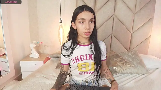 Snapshot of Mollymoon1 chatting on January 2025 03:43:02 AM Mollymoon1 online show from January 2025 03:43:02 AM