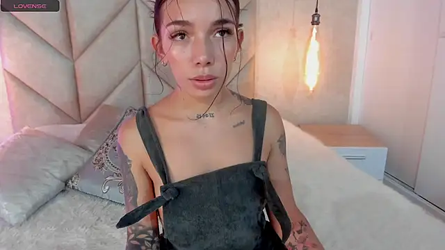 Snapshot of Mollymoon1 chatting on January 2025 08:07:02 PM Mollymoon1 online show from January 2025 08:07:02 PM