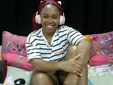 Snapshot of Pearl_00 chatting on June 2026 07:49:02 PM Pearl 00 online show from June 2026 07:49:02 PM