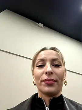 Diamond Bunny  online show from November 2025 03:34:02 PM