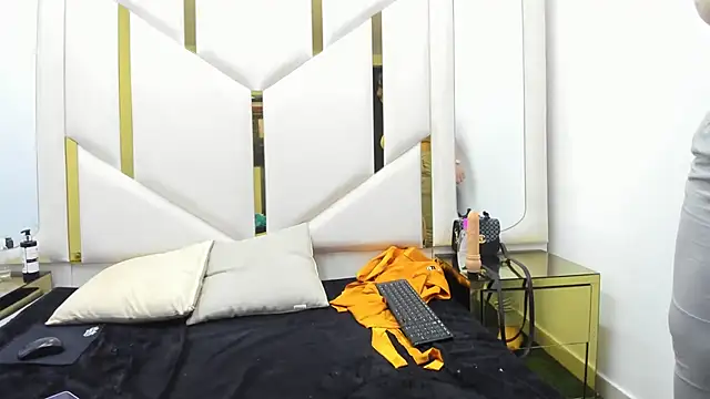 Criistaal  online show from December 2024 07:24:02 AM