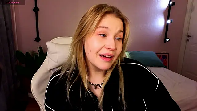 Snapshot of Colleen_Blake chatting on April 2026 04:45:01 PM Colleen Blake online show from April 2026 04:45:01 PM