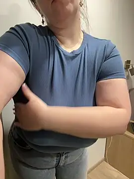 Snapshot of Your_Hot_Sister01 chatting on December 2024 03:33:02 PM Your Hot Sister01 online show from December 2024 03:33:02 PM