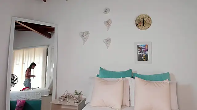 natali henao online show from December 2024 05:18:02 PM