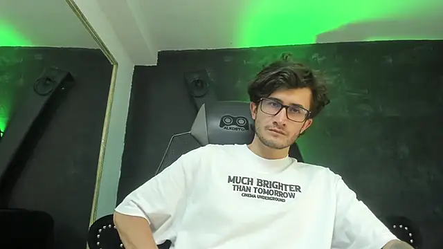 Loggan donnelly online show from September 2025 08:53:02 PM