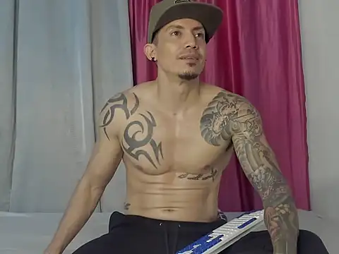 Snapshot of Alex_motta chatting on January 2025 12:33:01 AM Alex motta online show from January 2025 12:33:01 AM