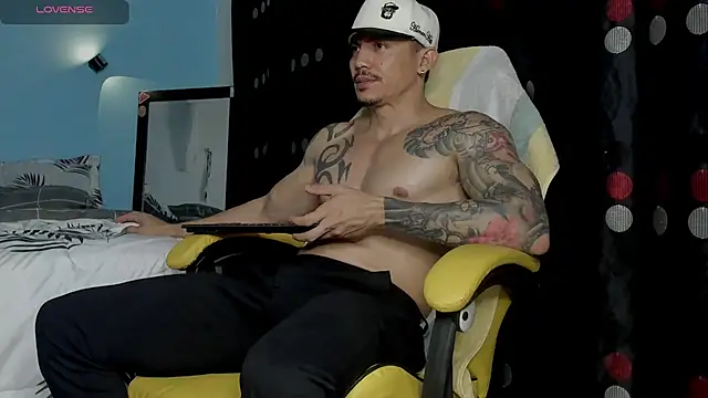 Snapshot of Alex_motta chatting on September 2025 04:11:02 AM Alex motta online show from September 2025 04:11:02 AM