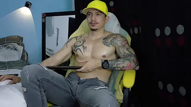 Snapshot of Alex_motta chatting on April 2026 03:33:01 AM Alex motta online show from April 2026 03:33:01 AM