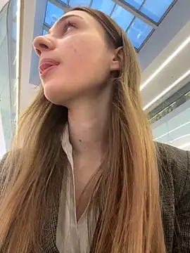 Lia  Love online show from December 2024 01:09:02 PM